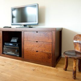 Uniek audio meubel - overzicht met tv en audio installatie